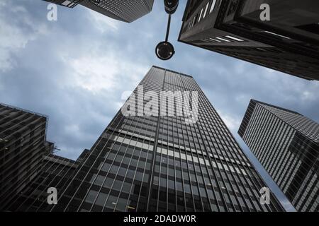 NEW YORK, USA - 01 mai 2016 : lumière et ombres sur l'architecture moderne de Manhattan. Ciel nuageux et spectaculaire au-dessus de New York Banque D'Images