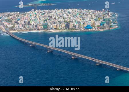 Île de Malé, la capitale des Maldives du ciel. Pont reliant l'aéroport à l'île. Île des Maldives, paysage urbain, destination de voyage exotique Banque D'Images