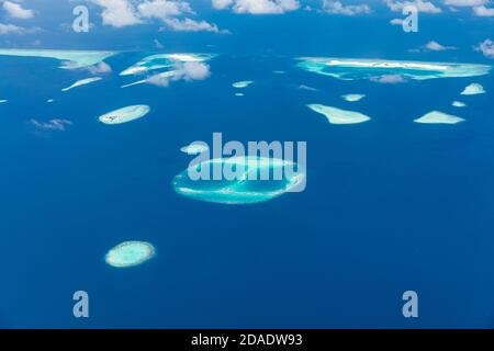 Vue aérienne sur les îles tropicales. Photo aérienne de beau paradis Maldives plage tropicale sur l'île. Été et vacances et vacances de voyage Banque D'Images