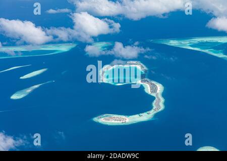 Vue aérienne sur les îles tropicales. Photo aérienne de beau paradis Maldives plage tropicale sur l'île. Été et vacances et vacances de voyage Banque D'Images