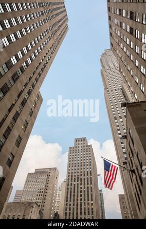 NEW YORK, États-Unis - 05 mai 2016 : bâtiments et gratte-ciels de Manhattan. Drapeau américain dans les rues de Manhattan, New York. Banque D'Images