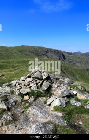 Le sommet Cairn de Little Hart Crag Fell, vallée de Hartsop, col de Kirkstone, parc national de Lake District, Cumbria, Angleterre, Royaume-Uni Little Hart Crag Fell est Banque D'Images