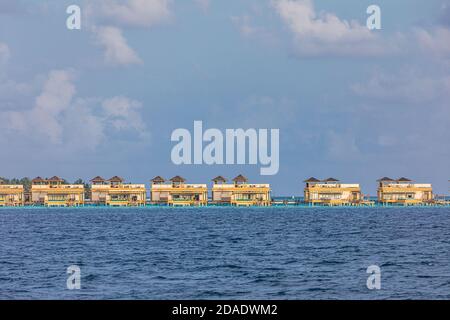 Bungalows sur l'eau à l'île des Maldives. Destination de vacances d'été de luxe. Île exotique, lagune de mer, villas d'eau Banque D'Images
