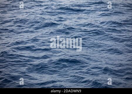 Bleu mer surface. Vagues de l'océan, vagues calmes, concept de surf. Arrière-plan en haute mer Banque D'Images