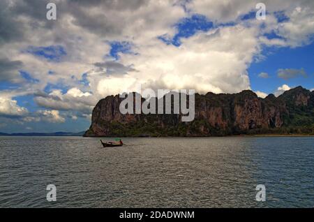 Krabi, Thaïlande - bateau-navette dans la baie de Tonsai Banque D'Images