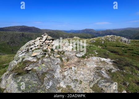 Le sommet Cairn de Little Hart Crag Fell, vallée de Hartsop, col de Kirkstone, parc national de Lake District, Cumbria, Angleterre, Royaume-Uni Little Hart Crag Fell est Banque D'Images