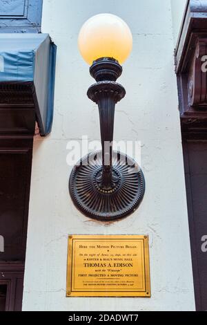 Plaque à l'extérieur du grand magasin de Macy commémorant la première projection d'une image émouvante de Thomas Edison, New York City, New York State, United Stat Banque D'Images