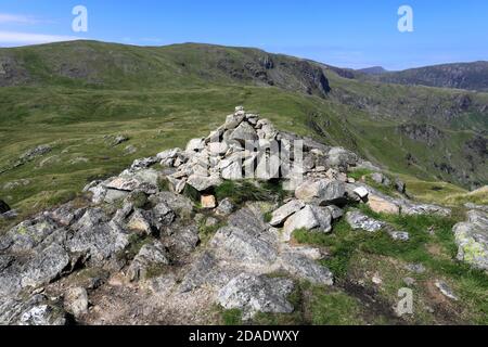 Le sommet Cairn de Little Hart Crag Fell, vallée de Hartsop, col de Kirkstone, parc national de Lake District, Cumbria, Angleterre, Royaume-Uni Little Hart Crag Fell est Banque D'Images