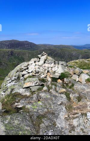 Le sommet Cairn de Little Hart Crag Fell, vallée de Hartsop, col de Kirkstone, parc national de Lake District, Cumbria, Angleterre, Royaume-Uni Little Hart Crag Fell est Banque D'Images