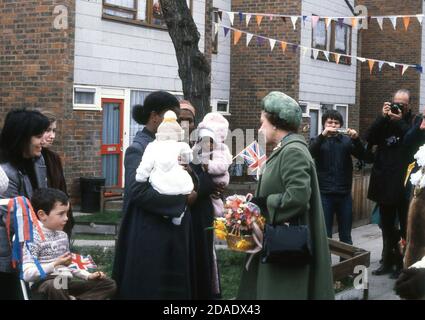 1977, historique, sa Majesté la reine Elizabeth II parlant à une mère tenant ses enfants en bas âge à l'extérieur dans une rue du sud-est de Londres pendant les célébrations de la jubliée d'argent. Banque D'Images