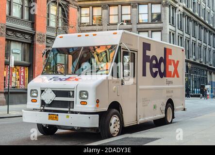 FedEx Van garée à Midtown Manhattan, New York, États-Unis Banque D'Images