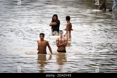 Pasig City, Philippines. 12 novembre 2020. Le 21e cyclone tropical des Philippines, Ulysses, connu dans le monde entier sous le nom de Vamco, quitte les Philippines après une visite féroce d'une nuit dans le pays, a libéré de puissants vents et de fortes pluies qui ont laissé les quartiers submergés. (Photo de Herman Lumanog/Pacific Press) crédit: Pacific Press Media production Corp./Alay Live News Banque D'Images