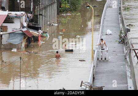 Pasig City, Philippines. 12 novembre 2020. Le 21e cyclone tropical des Philippines, Ulysses, connu dans le monde entier sous le nom de Vamco, quitte les Philippines après une visite féroce d'une nuit dans le pays, a libéré de puissants vents et de fortes pluies qui ont laissé les quartiers submergés. (Photo de Herman Lumanog/Pacific Press) crédit: Pacific Press Media production Corp./Alay Live News Banque D'Images