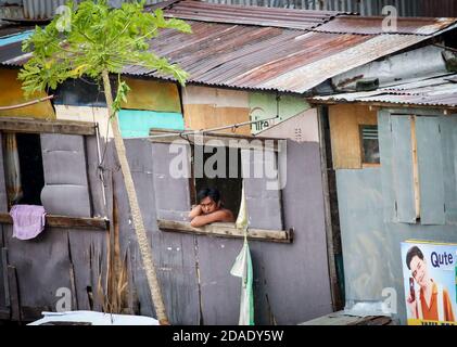 Pasig City, Philippines. 12 novembre 2020. Le 21e cyclone tropical des Philippines, Ulysses, connu dans le monde entier sous le nom de Vamco, quitte les Philippines après une visite féroce d'une nuit dans le pays, a libéré de puissants vents et de fortes pluies qui ont laissé les quartiers submergés. (Photo de Herman Lumanog/Pacific Press) crédit: Pacific Press Media production Corp./Alay Live News Banque D'Images