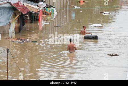 Pasig City, Philippines. 12 novembre 2020. Le 21e cyclone tropical des Philippines, Ulysses, connu dans le monde entier sous le nom de Vamco, quitte les Philippines après une visite féroce d'une nuit dans le pays, a libéré de puissants vents et de fortes pluies qui ont laissé les quartiers submergés. (Photo de Herman Lumanog/Pacific Press) crédit: Pacific Press Media production Corp./Alay Live News Banque D'Images