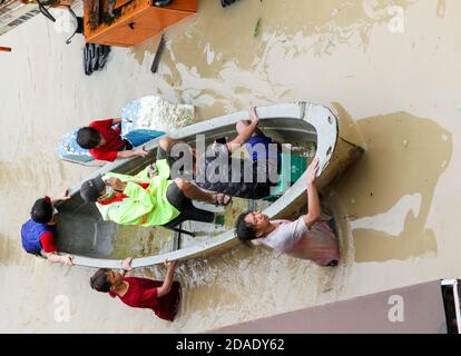 Pasig City, Philippines. 12 novembre 2020. Le 21e cyclone tropical des Philippines, Ulysses, connu dans le monde entier sous le nom de Vamco, quitte les Philippines après une visite féroce d'une nuit dans le pays, a libéré de puissants vents et de fortes pluies qui ont laissé les quartiers submergés. (Photo de Herman Lumanog/Pacific Press) crédit: Pacific Press Media production Corp./Alay Live News Banque D'Images