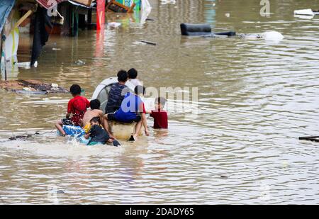 Pasig City, Philippines. 12 novembre 2020. Le 21e cyclone tropical des Philippines, Ulysses, connu dans le monde entier sous le nom de Vamco, quitte les Philippines après une visite féroce d'une nuit dans le pays, a libéré de puissants vents et de fortes pluies qui ont laissé les quartiers submergés. (Photo de Herman Lumanog/Pacific Press) crédit: Pacific Press Media production Corp./Alay Live News Banque D'Images