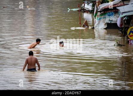 Pasig City, Philippines. 12 novembre 2020. Le 21e cyclone tropical des Philippines, Ulysses, connu dans le monde entier sous le nom de Vamco, quitte les Philippines après une visite féroce d'une nuit dans le pays, a libéré de puissants vents et de fortes pluies qui ont laissé les quartiers submergés. (Photo de Herman Lumanog/Pacific Press) crédit: Pacific Press Media production Corp./Alay Live News Banque D'Images