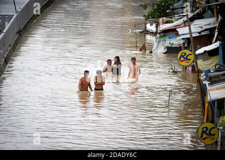 Pasig City, Philippines. 12 novembre 2020. Le 21e cyclone tropical des Philippines, Ulysses, connu dans le monde entier sous le nom de Vamco, quitte les Philippines après une visite féroce d'une nuit dans le pays, a libéré de puissants vents et de fortes pluies qui ont laissé les quartiers submergés. (Photo de Herman Lumanog/Pacific Press) crédit: Pacific Press Media production Corp./Alay Live News Banque D'Images