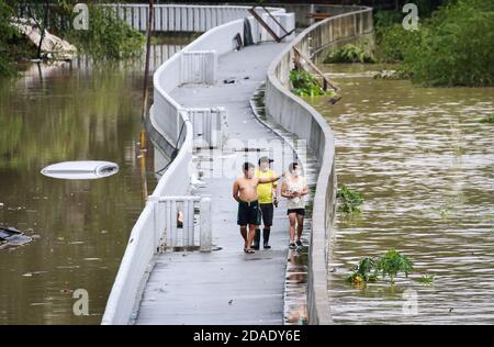 Pasig City, Philippines. 12 novembre 2020. Le 21e cyclone tropical des Philippines, Ulysses, connu dans le monde entier sous le nom de Vamco, quitte les Philippines après une visite féroce d'une nuit dans le pays, a libéré de puissants vents et de fortes pluies qui ont laissé les quartiers submergés. (Photo de Herman Lumanog/Pacific Press) crédit: Pacific Press Media production Corp./Alay Live News Banque D'Images