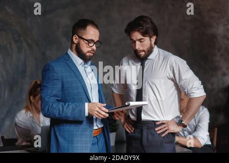 des collègues du caucase contestant le fait de ne pas avoir de désaccord au travail se blâmant mutuellement par erreur, divers collègues arguant sur le projet, ayant un conflit Banque D'Images