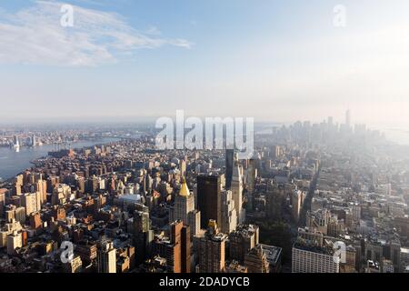 5e Avenue, Flatiron Building et Madison Square Park. Centre-ville et centre-ville de Manhattan, vue depuis le haut de l'Empire State Building. Vue sur les oiseaux Banque D'Images