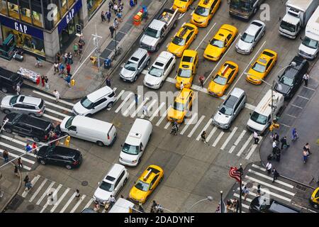 NEW YORK, États-Unis - 18 septembre 2017 : trafic de Manhattan. Taxis jaunes et autres voitures au carrefour de Manhattan. Piétons aux passages piétons. V Banque D'Images