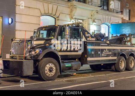 Camion de remorquage lourd du service de police de New York stationné Midtown Manhattan Banque D'Images