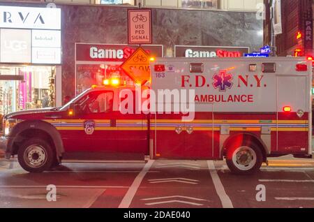Ambulance du service des incendies de New York prête à partir après un appel d'urgence. Les sirènes et les lumières sont allumés Banque D'Images