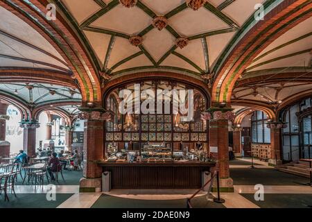 Barcelone, Espagne - 24 février 2020 : salle à manger du restaurant dans le bâtiment du Catalonia Music Hall Banque D'Images