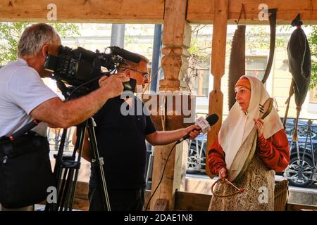 Moscou / Russie 06 07 2019: Festival des temps et des époques. Interview pour la télévision sur les instruments de musique anciens. Banque D'Images