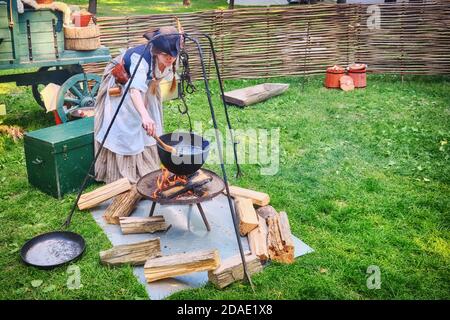 Moscou Russie 06 07 2019 : une jeune femme de style vintage prépare la nourriture en jeu. Banque D'Images