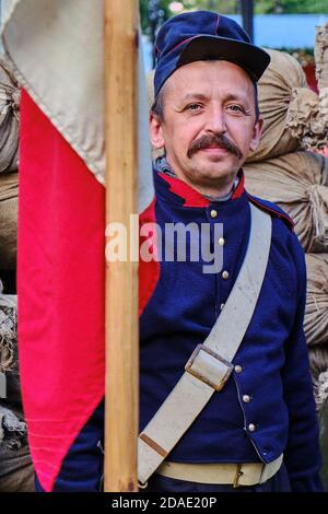 Moscou Russie 06 07 2019 : tireur de l'armée française dans la guerre de Crimée. Drapeau de la France sur la reconstruction historique de la bataille de Sébastopol Banque D'Images