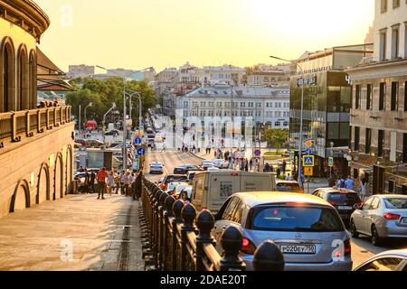 Moscou Russie 06 07 2019: Coucher de soleil avec vue sur la place Trubnaya à Moscou. Boulevard périphérique, rue Rozhdestvenskaya avec bouchons de circulation des voitures. Soirée Banque D'Images