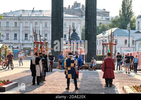 Moscou Russie 06 07 2019 : soldats en Europe médiévale. Guerriers rétro aux sommets anciens sur la reconstruction historique. milit écossais médiéval européen Banque D'Images