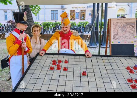 Moscou Russie 06 07 2019 : jaune avec l'uniforme militaire rouge de l'armée Napoléon. International Times et époques histoire reconstitution festival de rue. Arrêt Banque D'Images