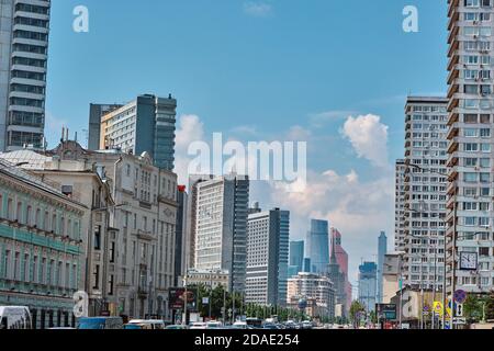 Moscou Russie 06 10 2019 : circulation de la rue Novy Arbat. Vue sur New Arbat, ciel nuageux et ville de Moscou Banque D'Images