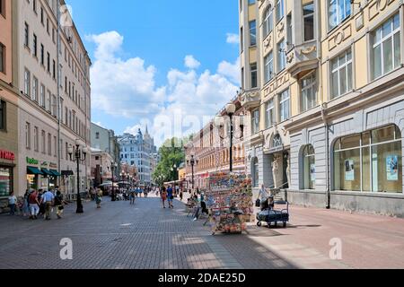 Moscou Russie 06 10 2019: Vieille rue Arbat - l'une des principales attractions touristiques de Moscou, plein de magasins et de restaurants. Banque D'Images