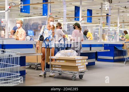 Personnes dans des masques médicaux à la caisse du magasin IKEA. Les femmes se tiennent avec des achats dans un magasin de meubles après la levée de la quarantaine- 18 juin 2020 Banque D'Images