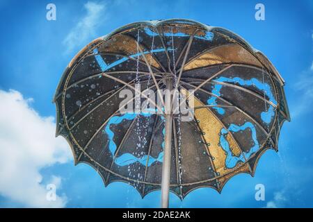 Moscou Russie 06 10 2019 : parapluie sur la fontaine près du cirque Yuri Nikulin sur le boulevard Tsvetnoy Banque D'Images