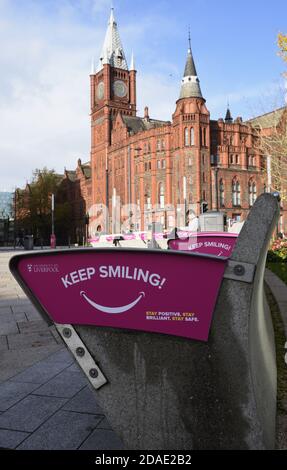 Message positif aux étudiants signe sur le campus de l'Université de Liverpool, en raison du coronavirus, covid 19 pandémie 2020. Un motif toujours souriant pour un être Banque D'Images