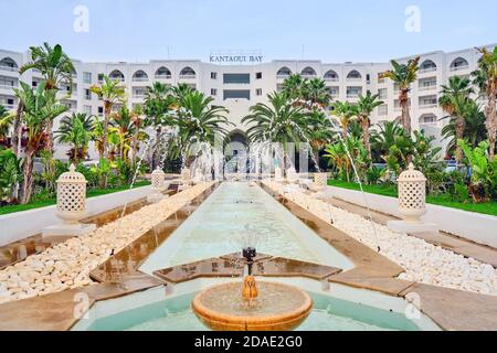 Vue sur l'hôtel, Kantaoui Bay Iberostar Selection. Fontaine en face de l'hôtel et l'inscription Baie de Kantaoui - Mideast, Tunisie, Sousse, Africain Banque D'Images