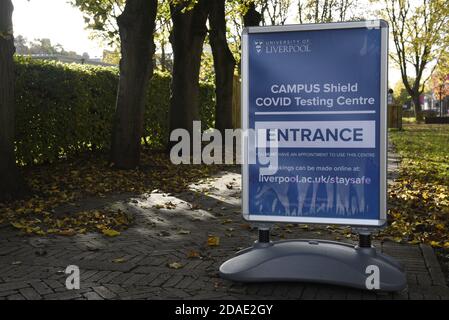 Bouclier du campus signalisation du centre d'essais COVID, sur le campus de l'Université de Liverpool, en raison du coronavirus, covid 19 pandémie 2020. Banque D'Images