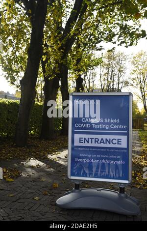 Bouclier du campus signalisation du centre d'essais COVID, sur le campus de l'Université de Liverpool, en raison du coronavirus, covid 19 pandémie 2020. Banque D'Images