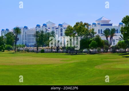 Un parcours de golf avec des hôtels bleus et blancs et des palmiers. Tunisie, Sousse, El Kantaoui 06 19 2019 Banque D'Images