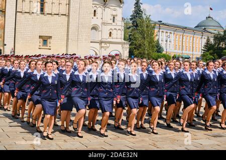 Jeunes filles cadets en uniforme, marche à la parade - Kremlin, Moscou, Russie, juin 21 2019 Banque D'Images