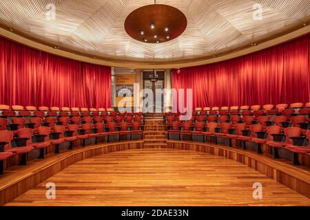 Barcelone, Espagne - 24 févr. 2020: Petite salle avec déco moderne dans le Catalonia Music Hall Banque D'Images
