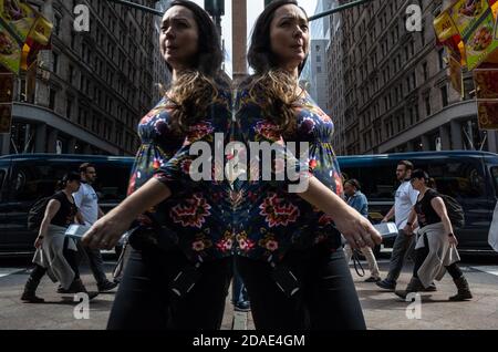 New York, États-Unis - 24 septembre 2018 : scène de rue Manhattan Reflections. New York et New Yorkers se reflètent dans les fenêtres en verre des magasins et des bâtiments. Banque D'Images