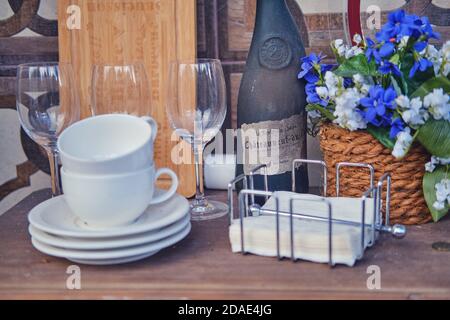 Chateauneuf du pape vin et verres sur une table en bois d'époque - Moscou, Russie, 31 juillet 2020 Banque D'Images