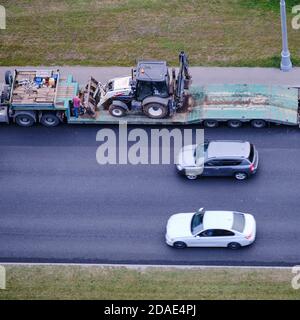 Chargement d'une pelle hydraulique sur une remorque pour le transport de machines de construction - Moscou, Russie, 24 août 2020 Banque D'Images